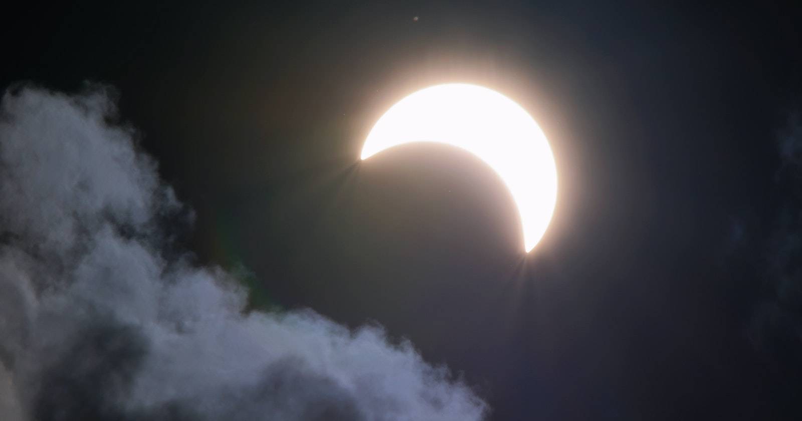 Фотография полумесяца на тёмном небе