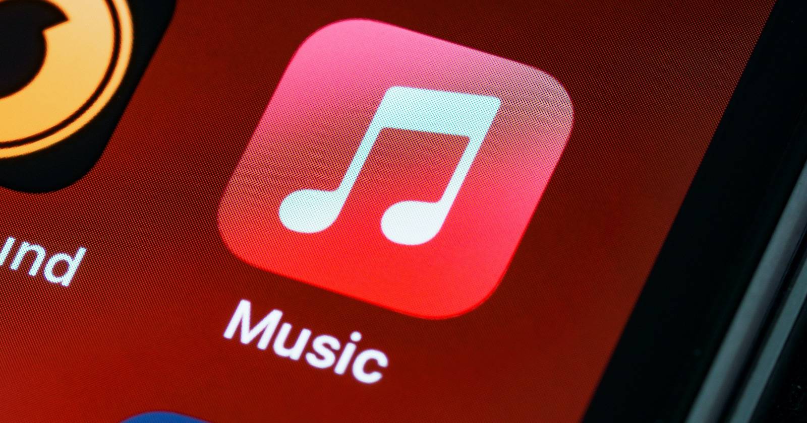 Иконка Apple Music на экране iPhone