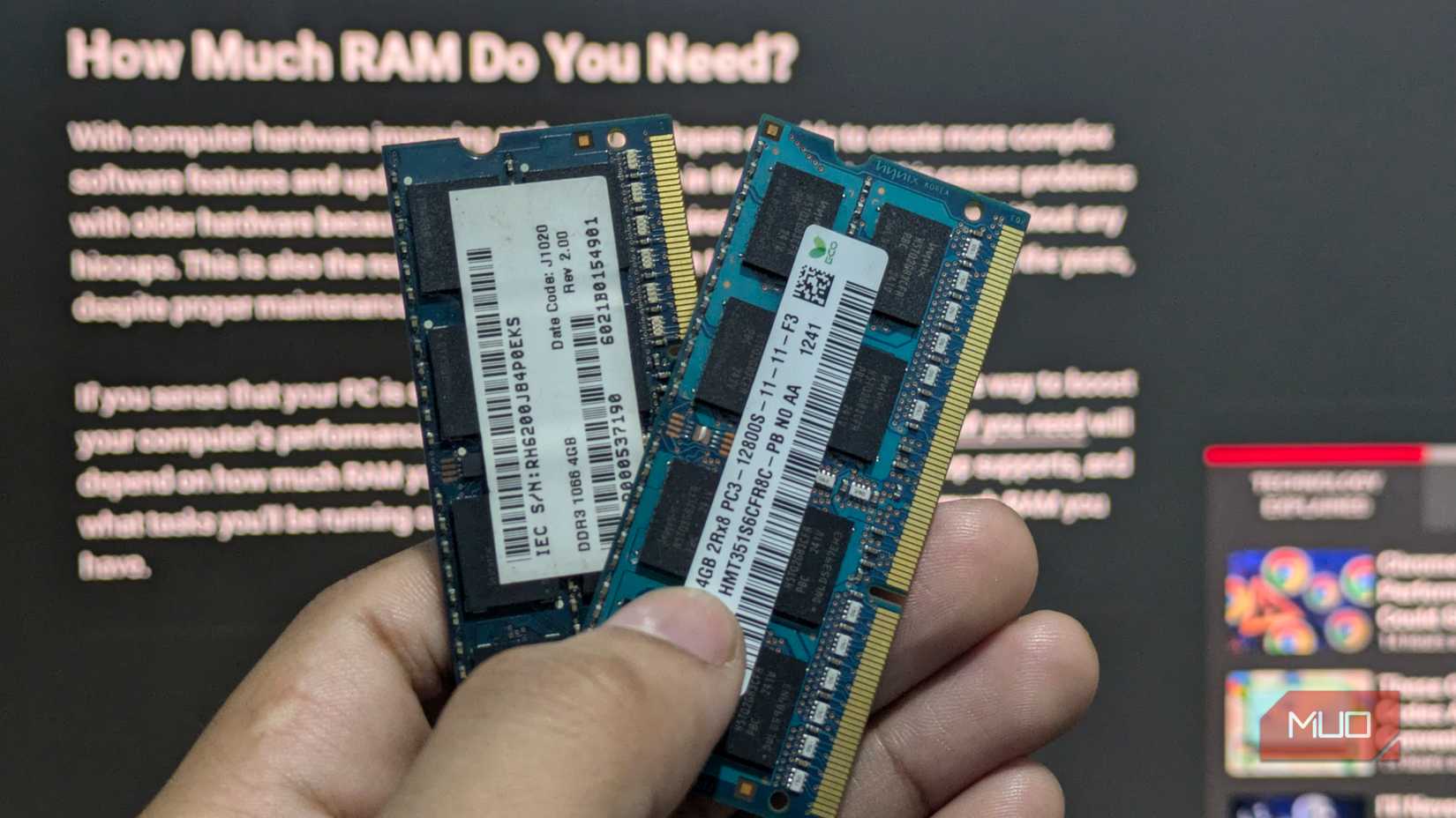 пара модулей RAM на размытом фоне