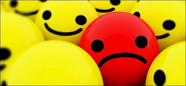 Смартфон рядом с ноутбуком и домашним роутером