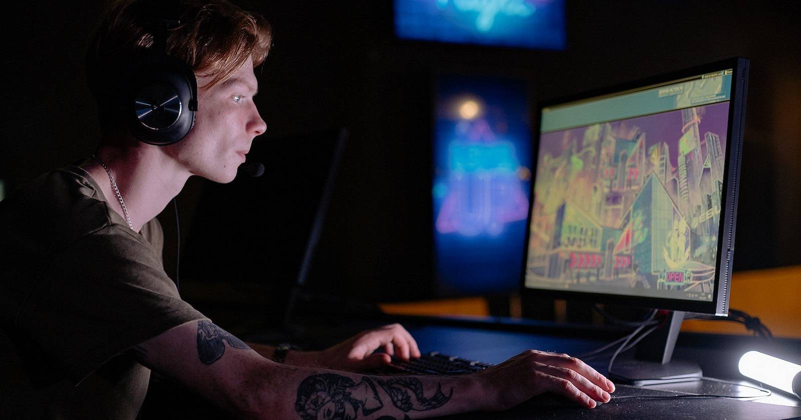 Игрок за компьютером с джойстиком и экраном игры