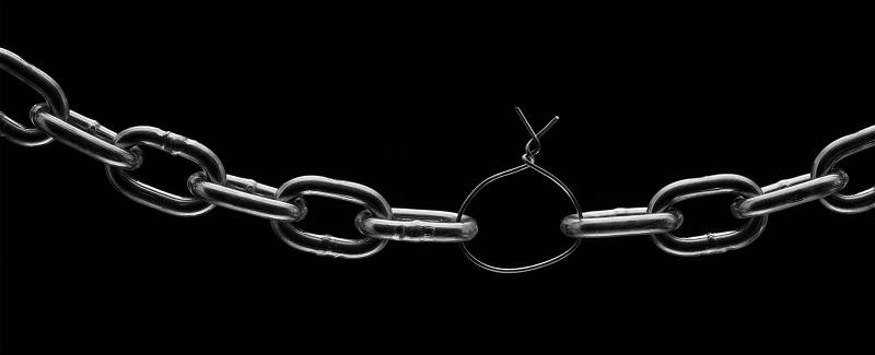 Схема: цепочка поставок ПО с уязвимым звеном, через которое проходит заражённый код