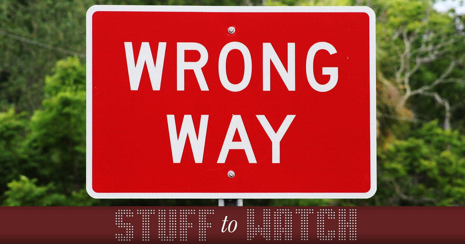 Иллюстрация онлайн-дискуссии: силуэты людей, общающихся через цифровые интерфейсы и комментарии