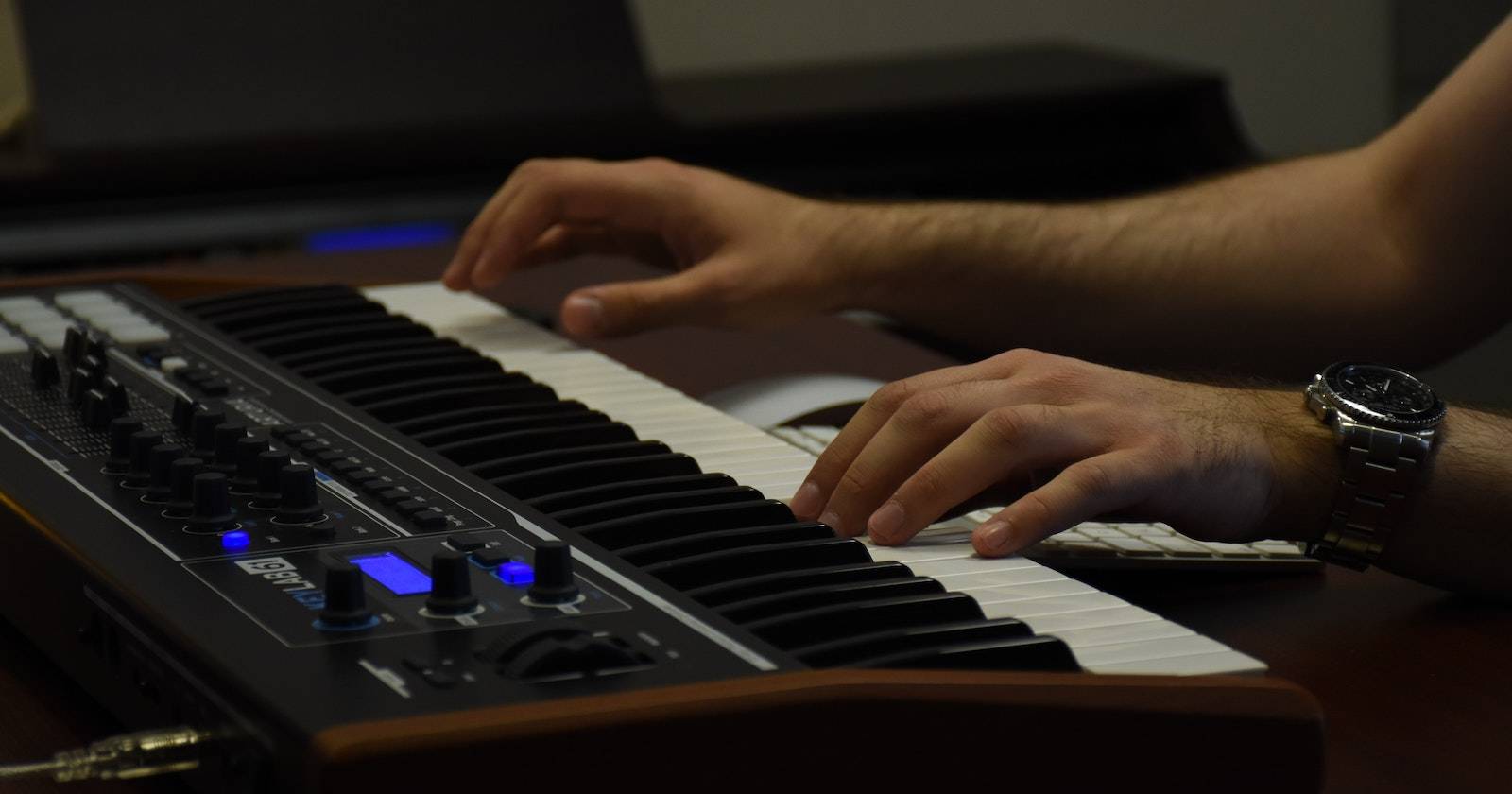 Звукорежиссёр, создающий звук для мини-пианино