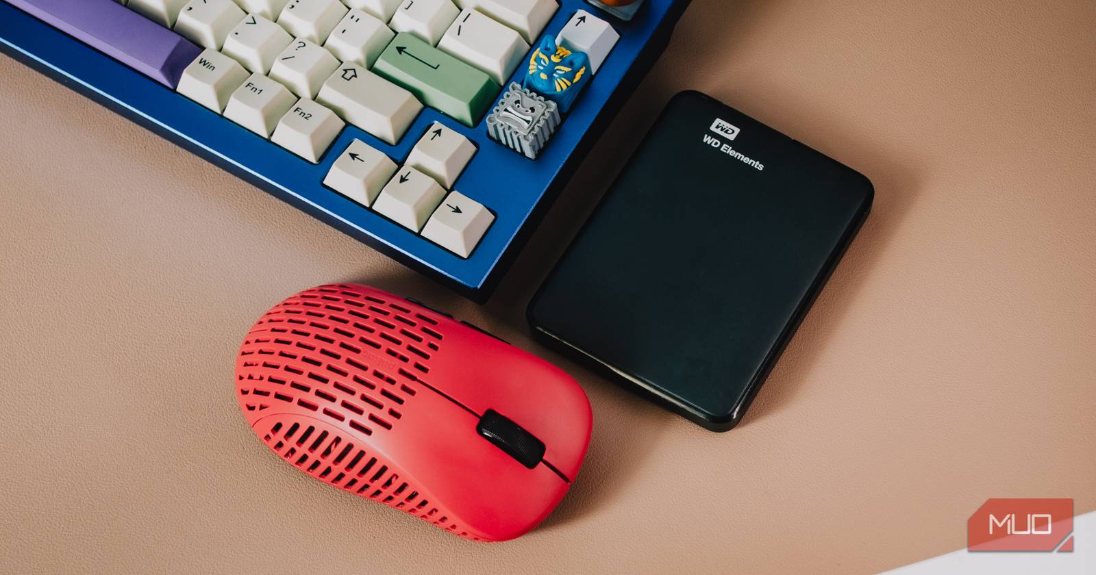 Внешний жесткий диск рядом с мышью и клавиатурой