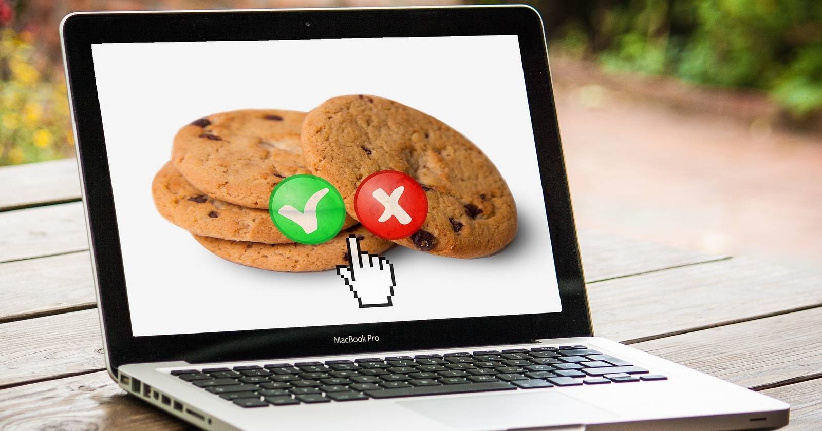 Ноутбук Macbook с экраном, где показаны варианты согласия и отказа от cookie