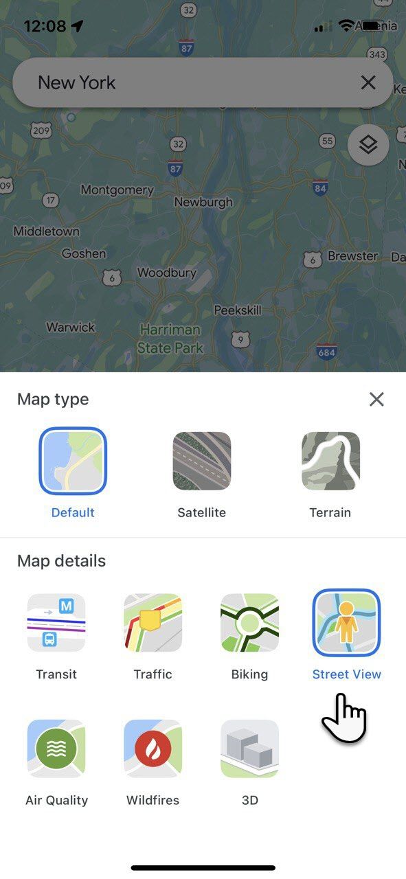 Вид улицы из мобильного приложения Google Maps с указателями движения