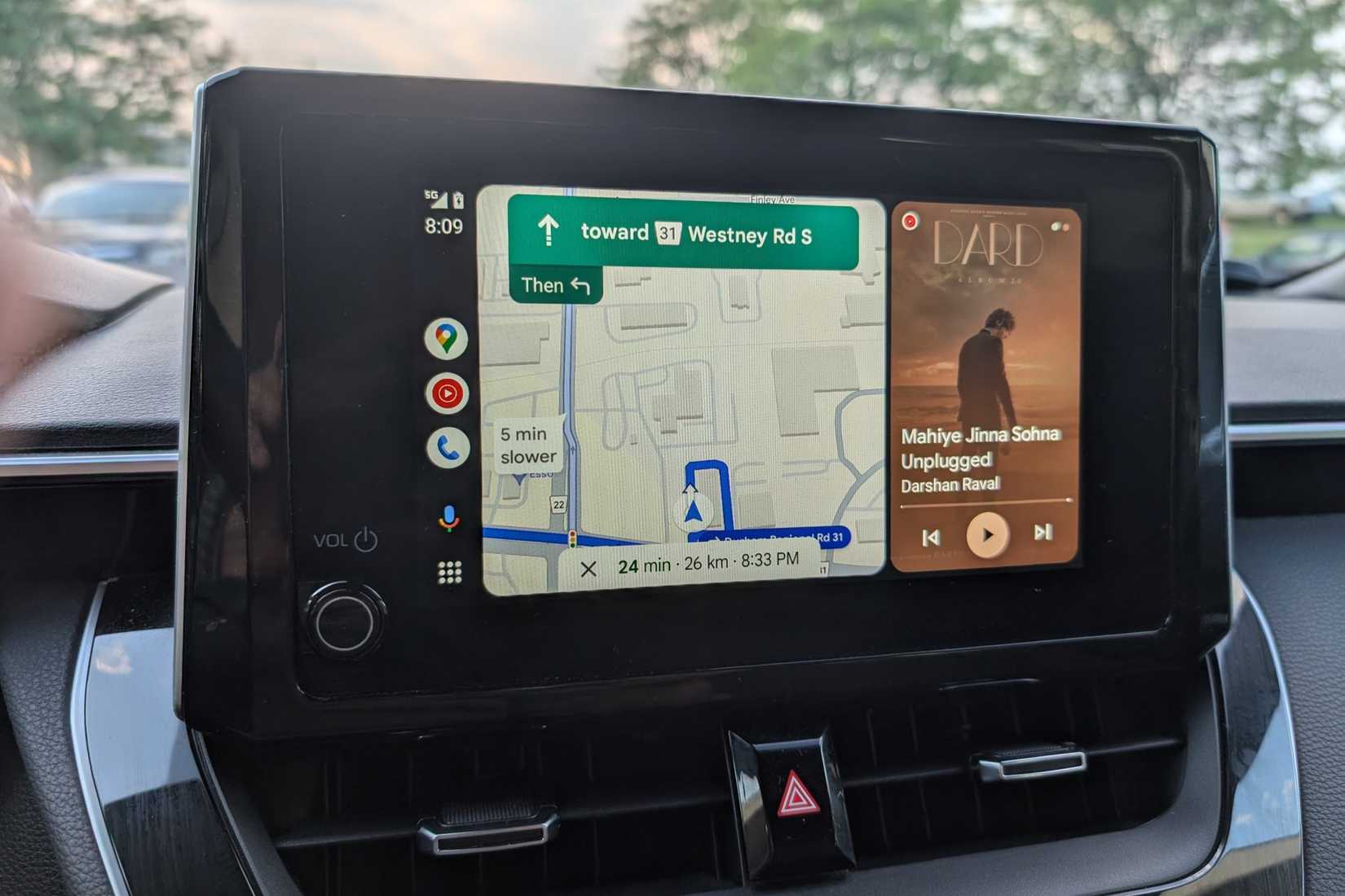 Устройство Android Auto: сетка приложений и музыка