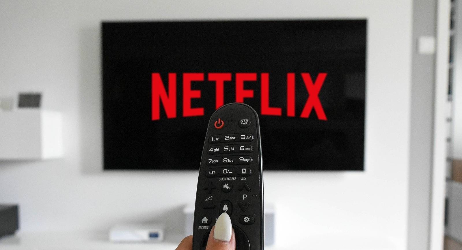 Пульт дистанционного управления и логотип Netflix на экране