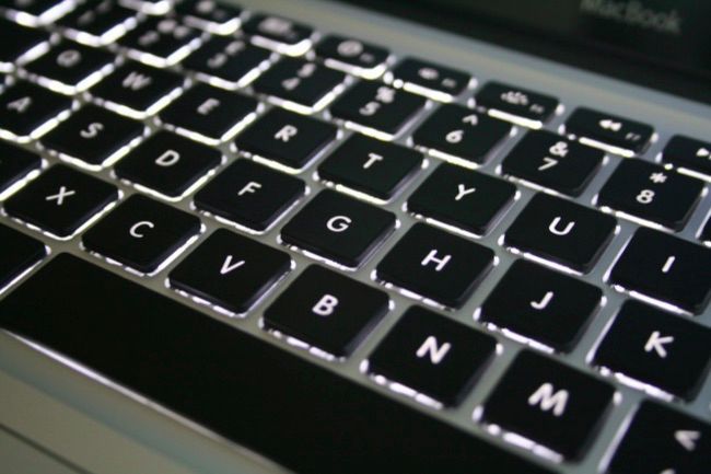 Клавиатура MacBook с включённой подсветкой