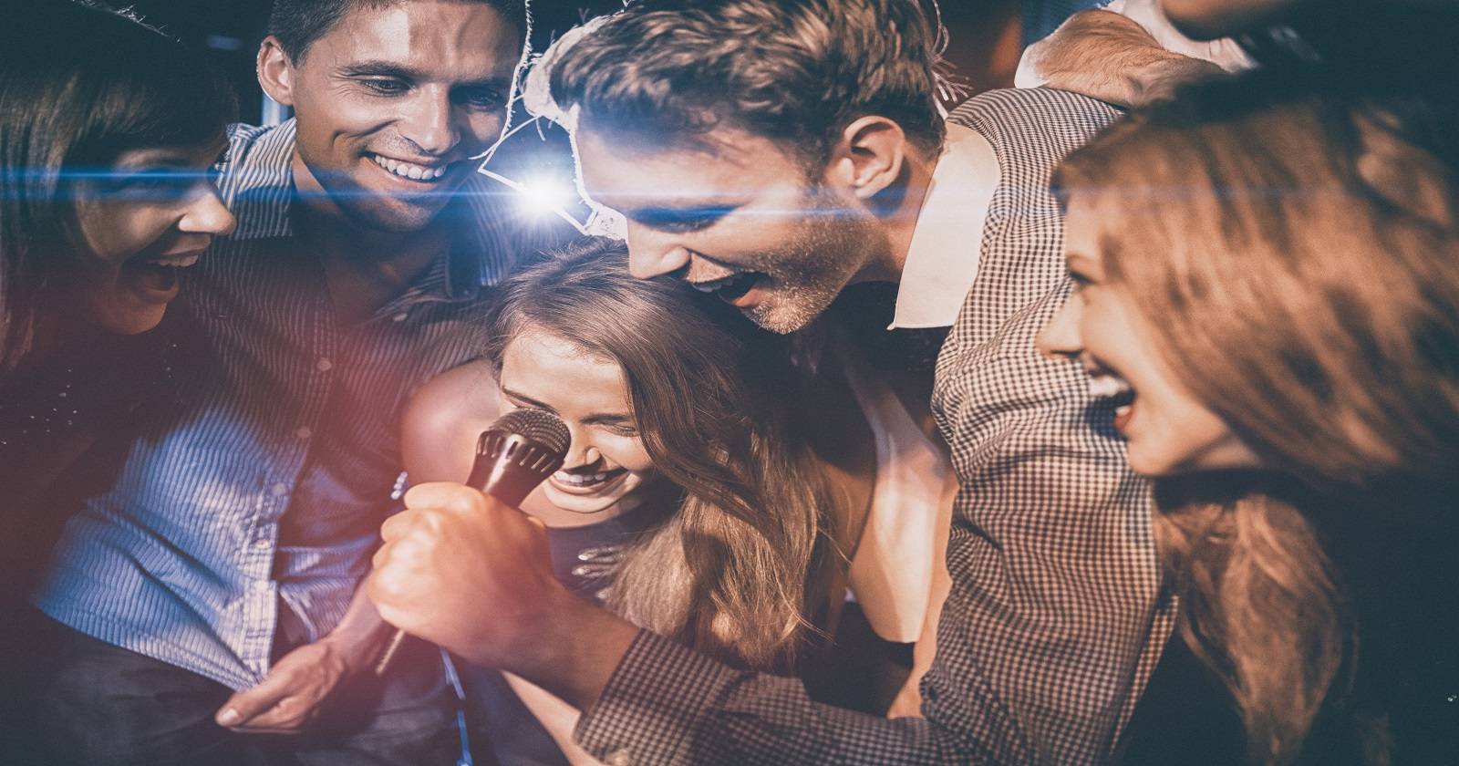 вечеринка с караоке и микрофоном