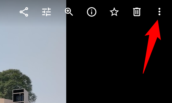 Три точки в правом верхнем углу фото — пункт Download