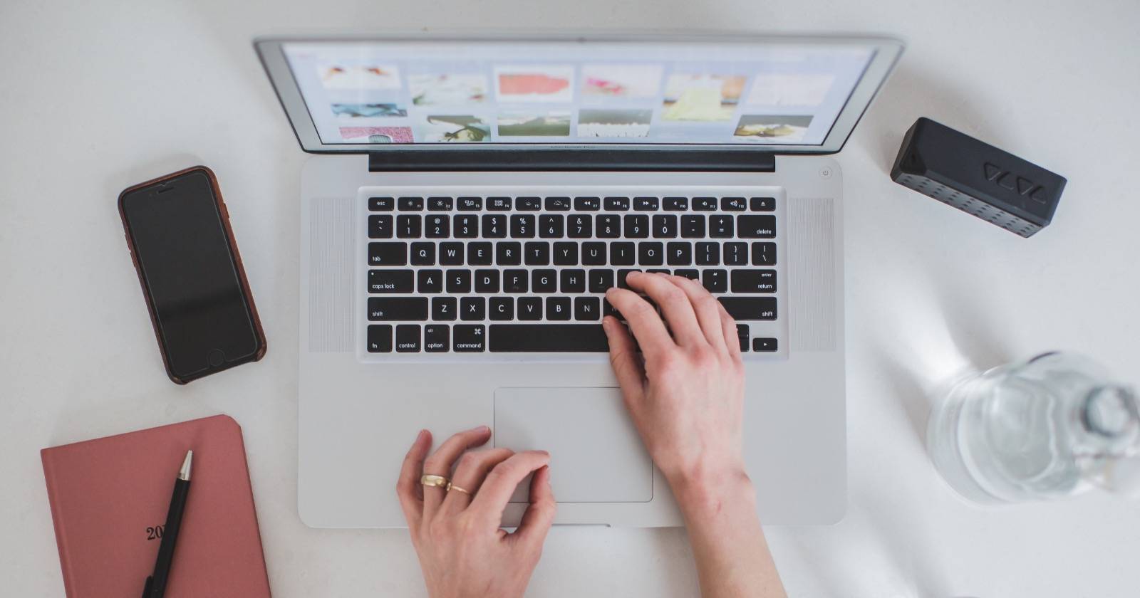 Открытый MacBook на столе.