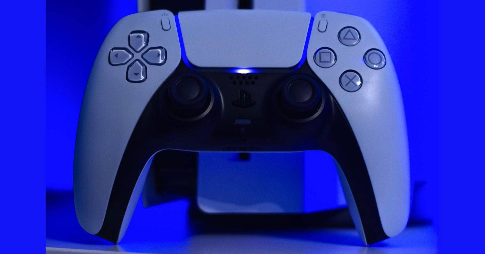 Крупный план контроллера DualSense на синем фоне