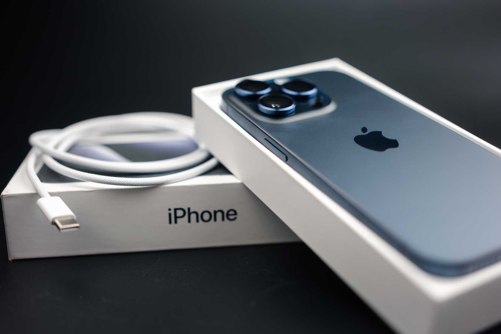 iPhone на коробке рядом с USB‑C кабелем