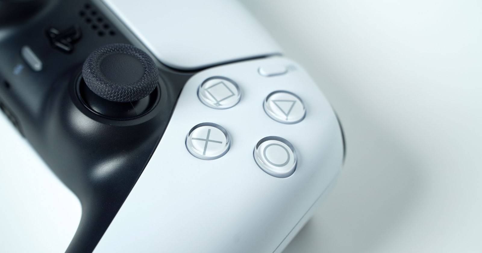 Боковой вид контроллера PS5 DualSense