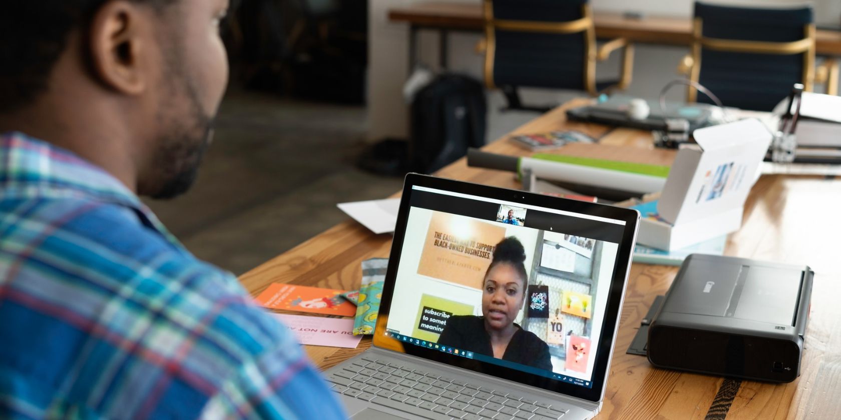 коллеги общаются по видеосвязи