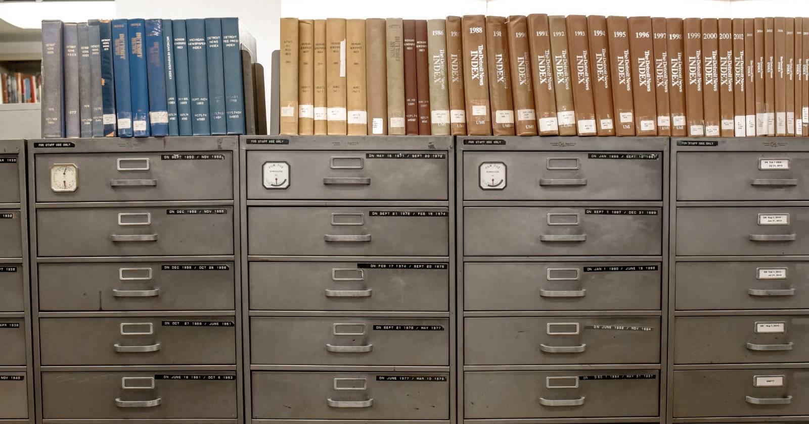 Картотечный шкаф с папками