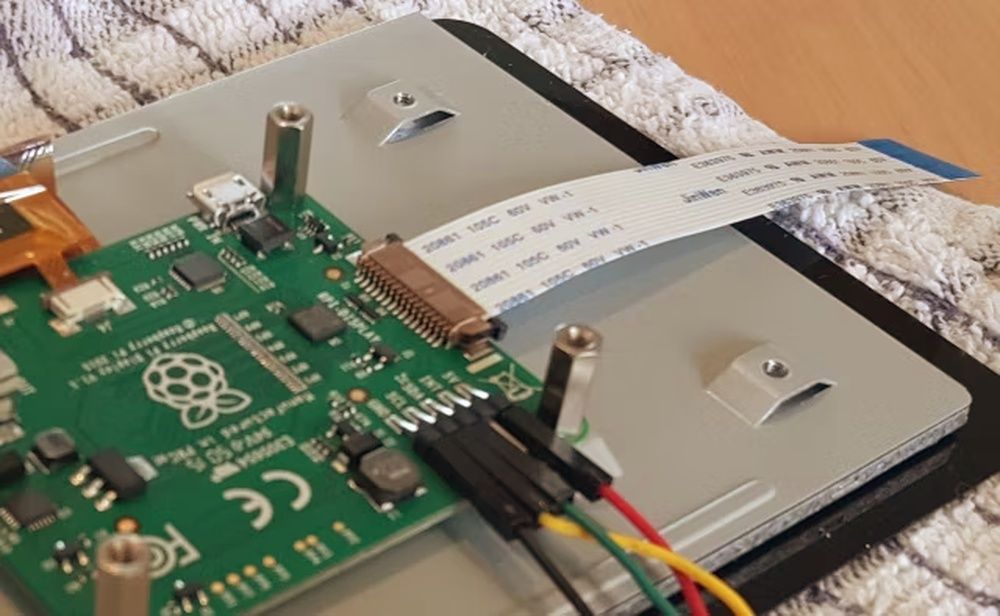 Подключение ленточного кабеля к DSI порту Raspberry Pi