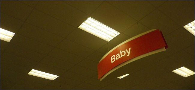 Люминесцентная трубка в помещении склада или магазина