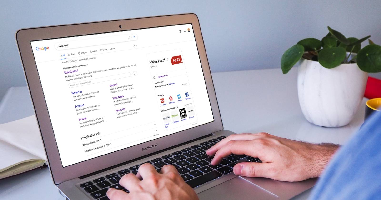 Человек использует клавиатуру и экран с результатами поиска Google