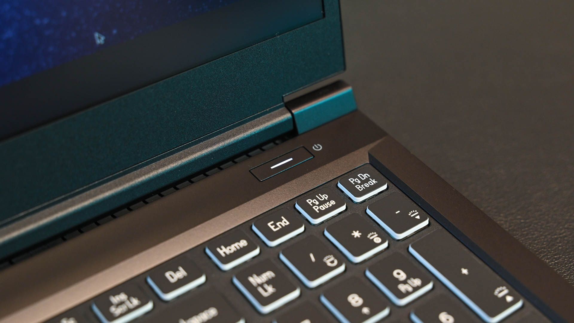 Кнопка питания на ноутбуке System76 Gazelle.