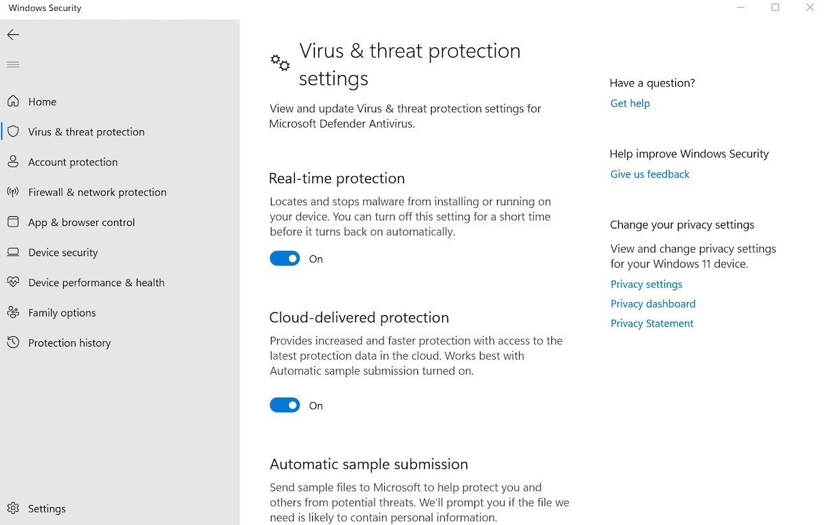 Изображение: окно настроек защиты от вирусов и угроз в Windows Security