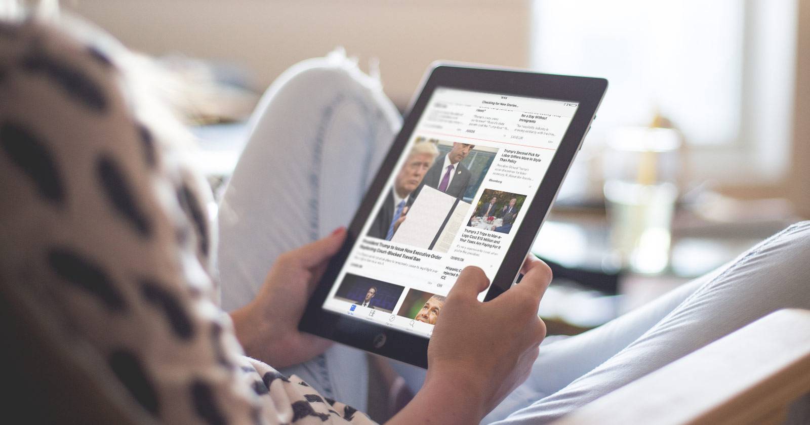 iPad с открытым веб-сайтом на экране