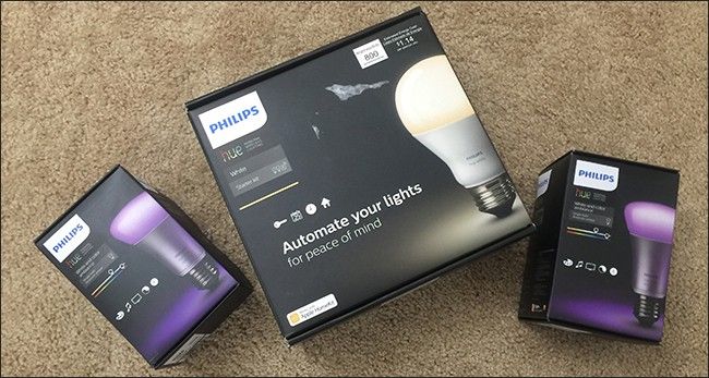 Вкрученные лампы Philips Hue в потолочном светильнике