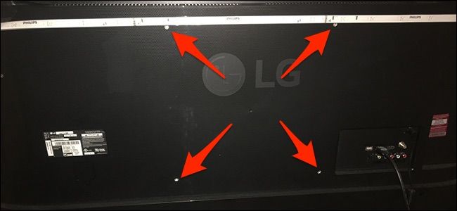 Измерение крепёжных отверстий на задней панели телевизора для определения стандарта VESA