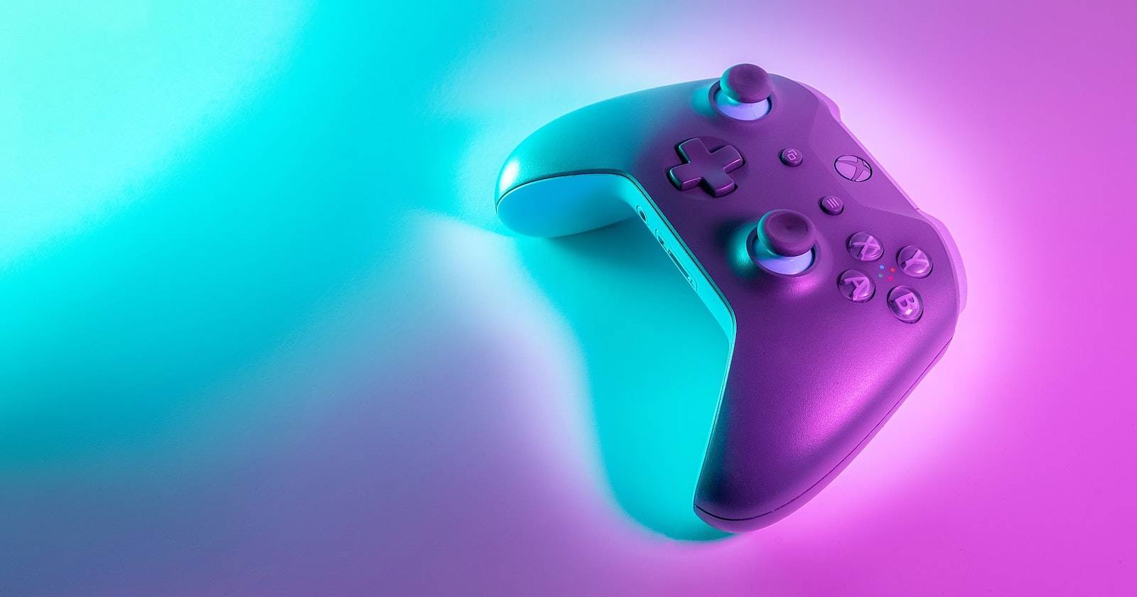 Игровой контроллер на пурпурно-синем неоновом фоне
