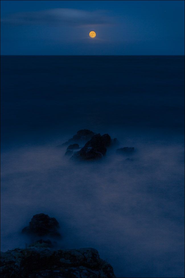 камни на переднем плане и луна вдалеке: ширик и близкая перспектива