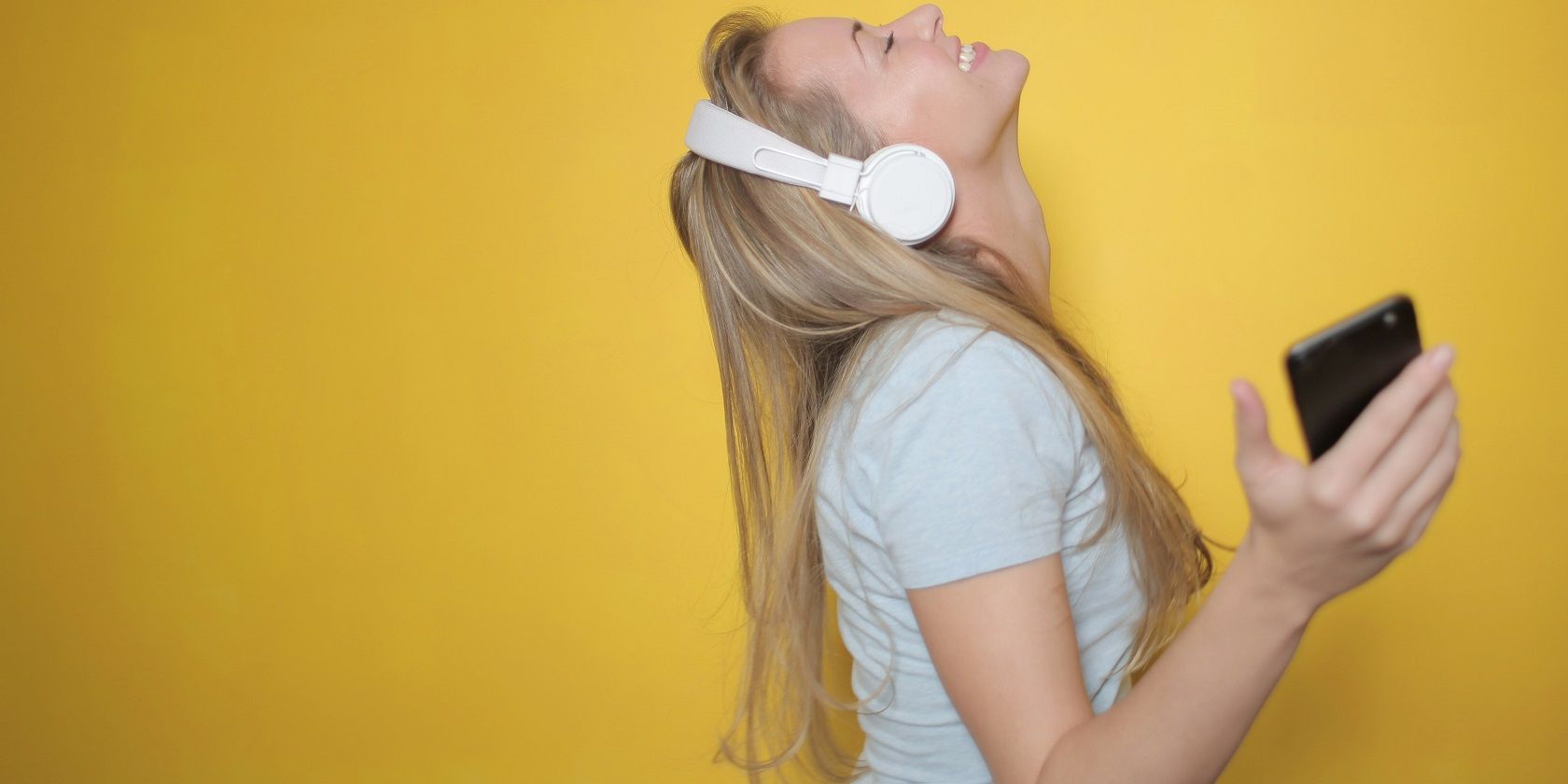 Женщина с телефоном и наушниками