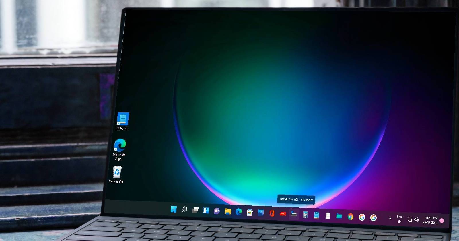 Ноутбук с Windows 11 и закреплёнными приложениями на панели задач