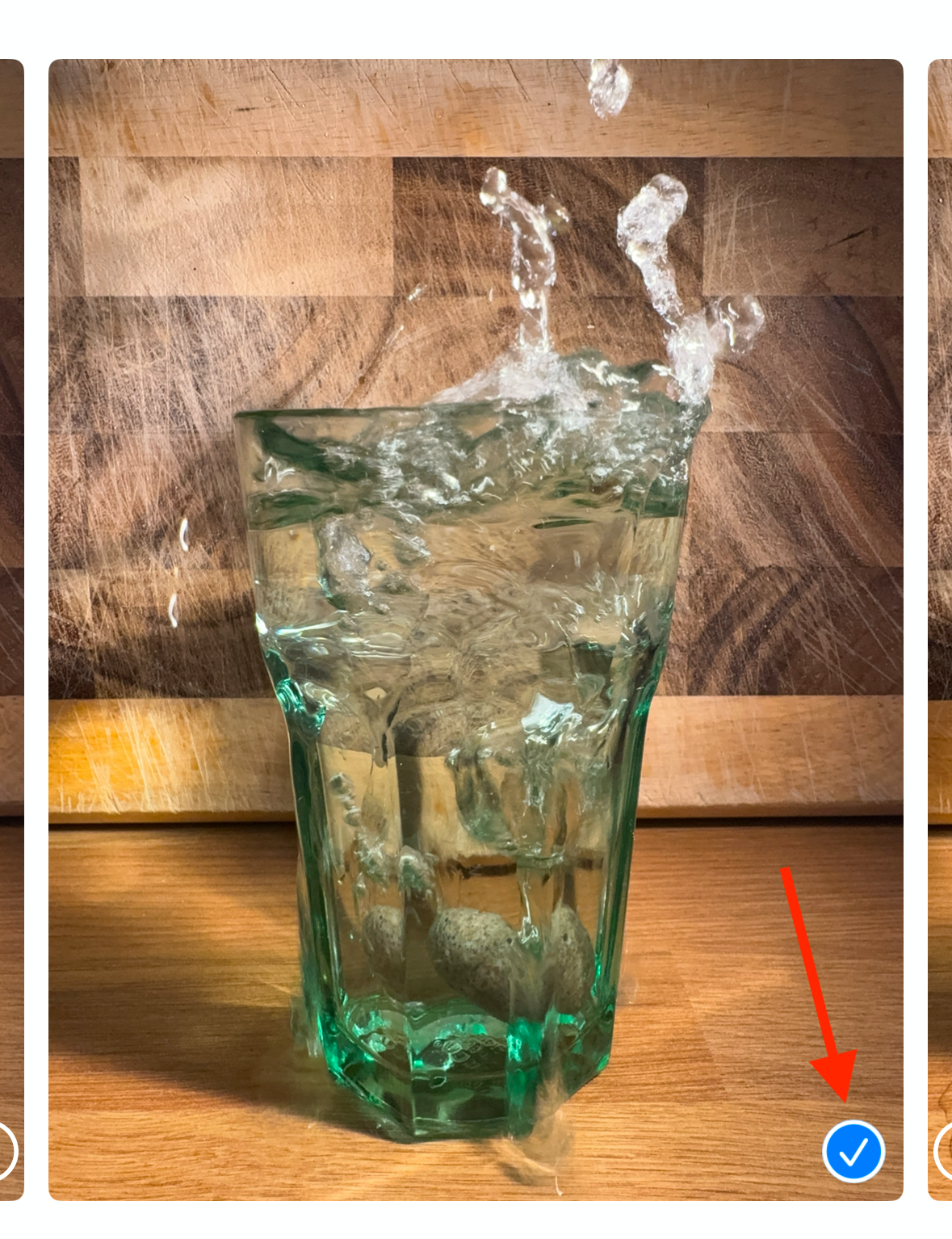 Галочка для выбранных снимков из Burst в приложении Фото на iPhone.