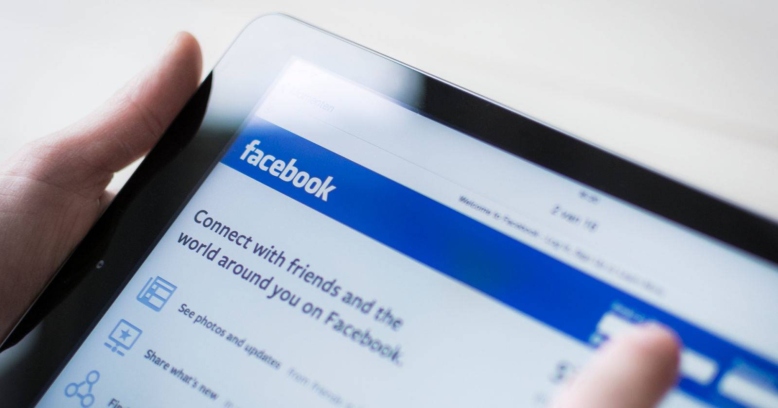 Страница Facebook на экране планшета