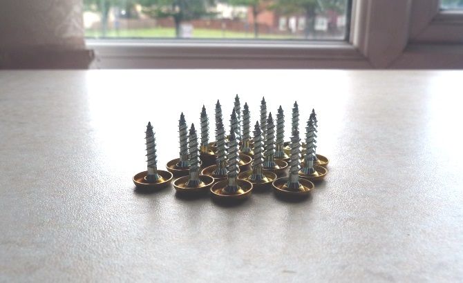 Сборка антенны: винты и шайбы на деревянной основе