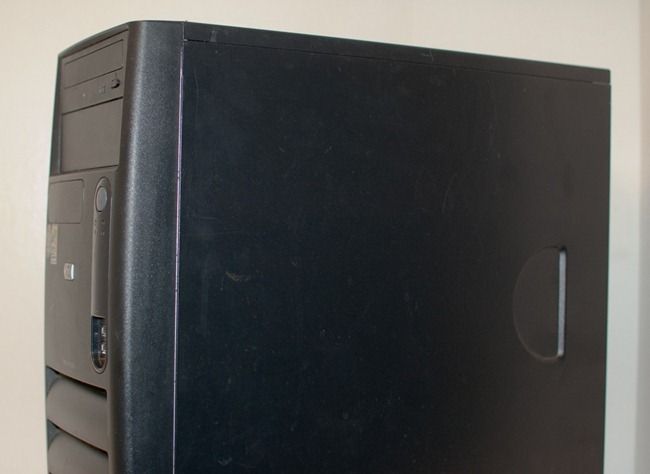 Hard disk interno in primo piano, pronto per l'estrazione