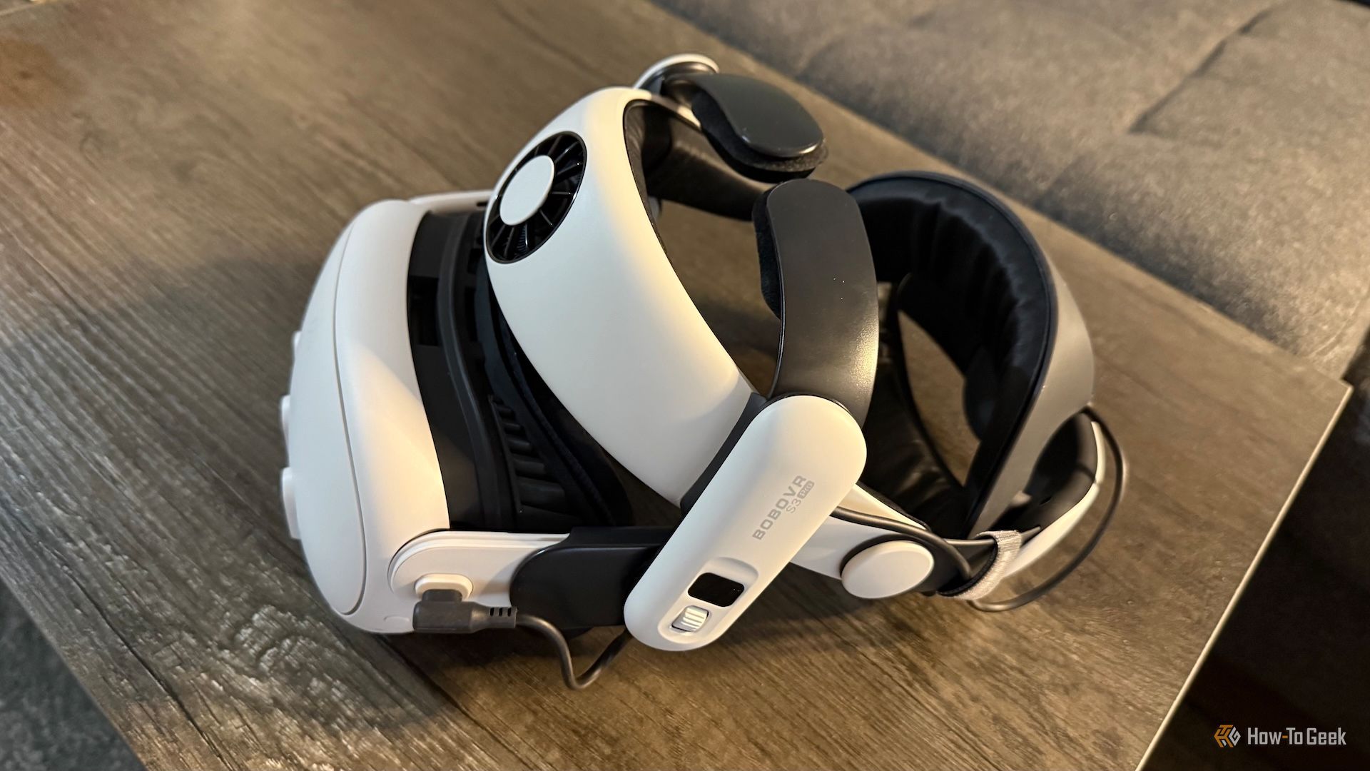 Meta Quest 3 с halo ремешком BOBOVR S3 Pro, вид сбоку на столе.