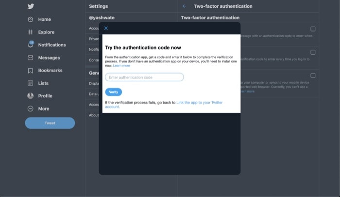 Ввод шестизначного кода из аутентификатора в Twitter на компьютере