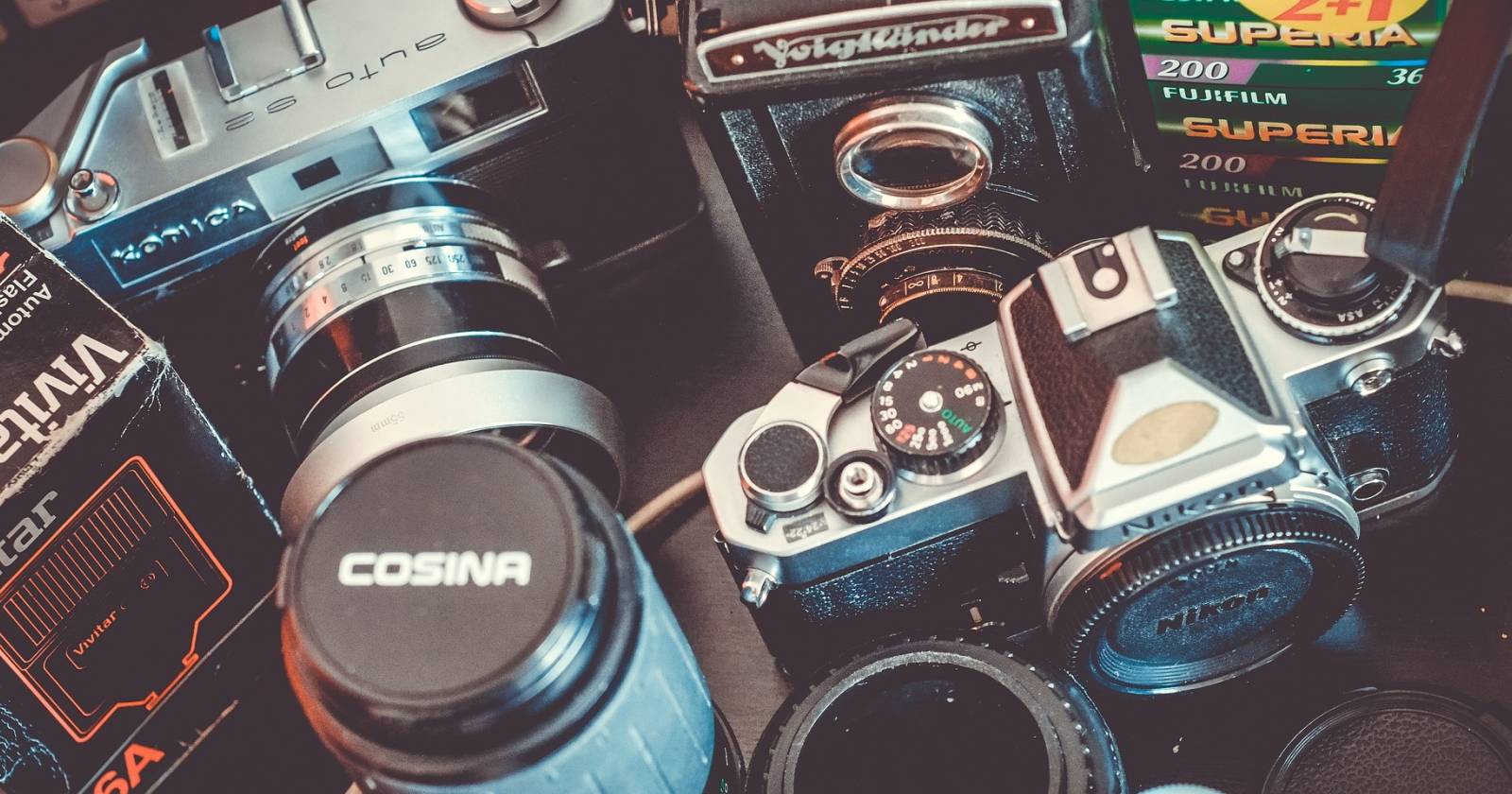 Несколько разных фотоаппаратов, используемых в фотографии