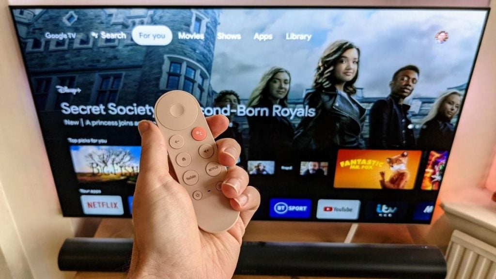 Пульт Google Chromecast рядом с Google TV на экране