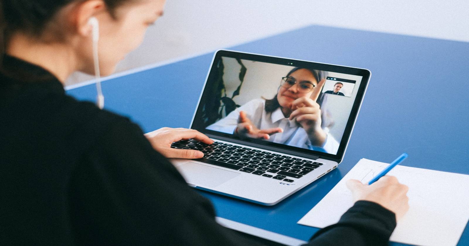 Женщина использует Zoom на Mac для видеозвонка