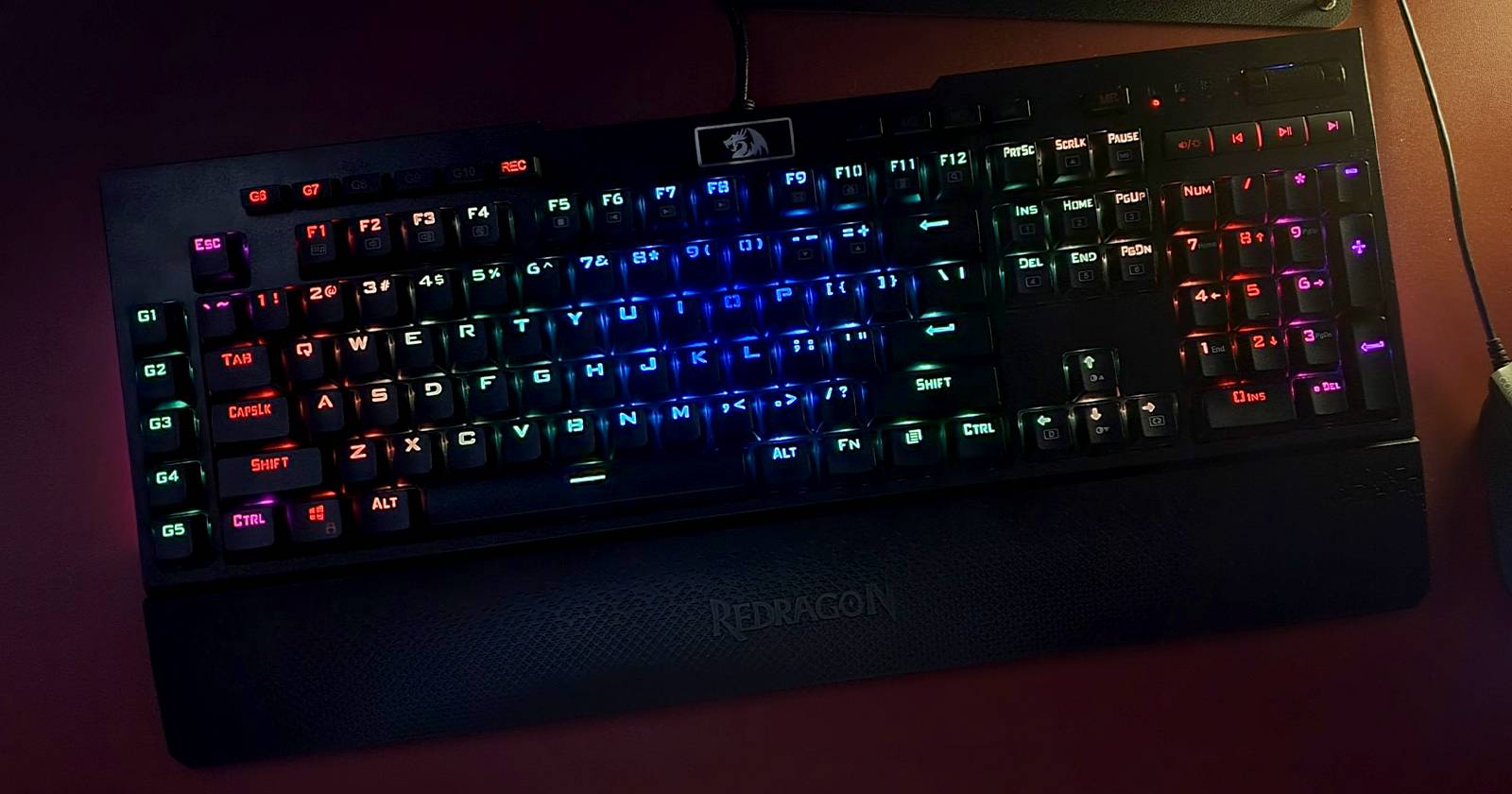 Механическая клавиатура Redragon K586 Brahma на красном коврике