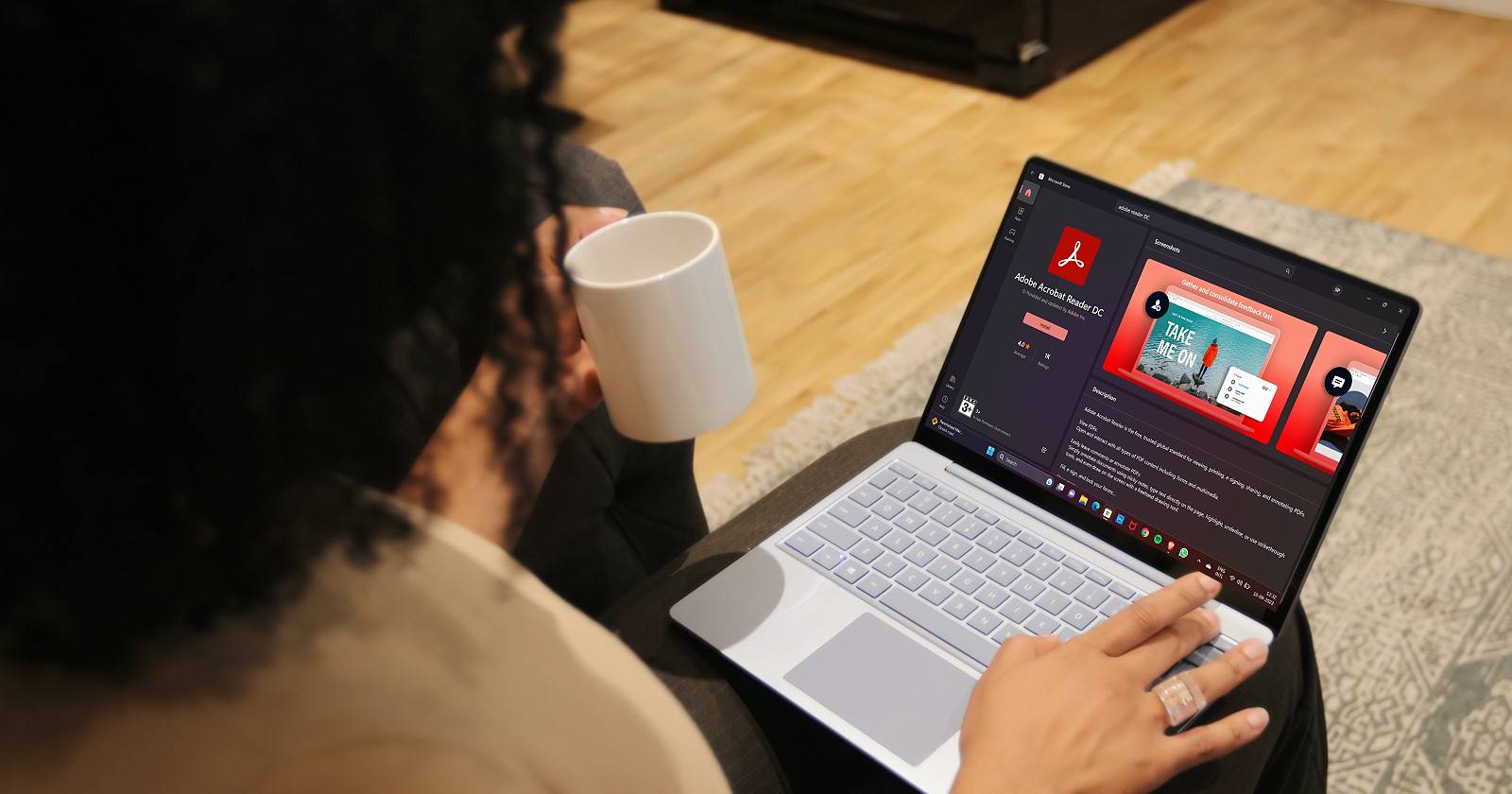 Женщина скачивает Adobe Reader на ноутбуке с Windows 11