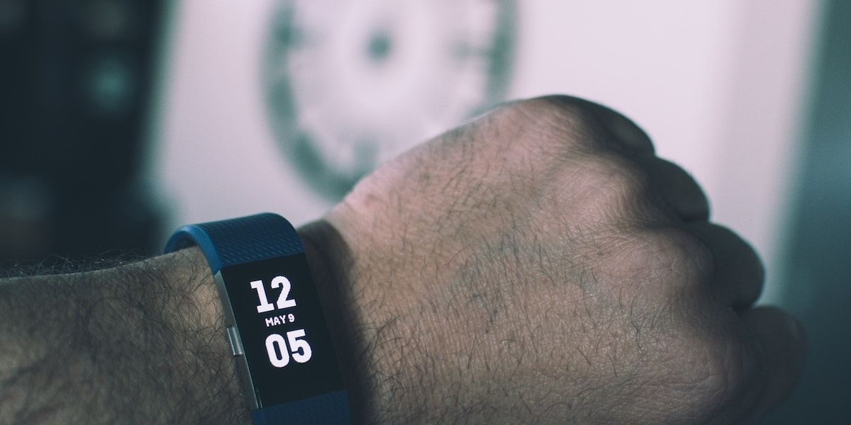 Цифровые наручные часы на руке