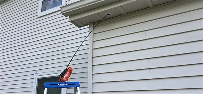 Пакет кабелей, собранных вместе и готовых к подаче в DVR