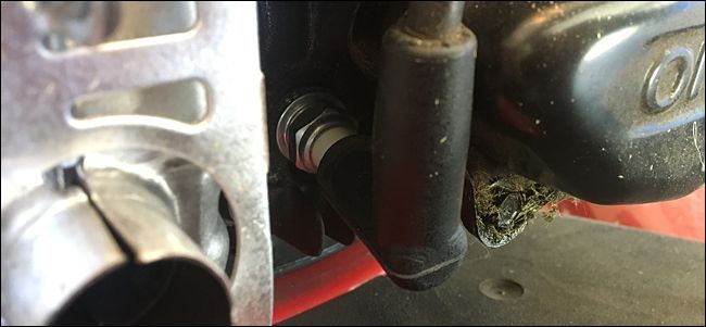 Отключение высоковольтного провода свечи зажигания на газонокосилке