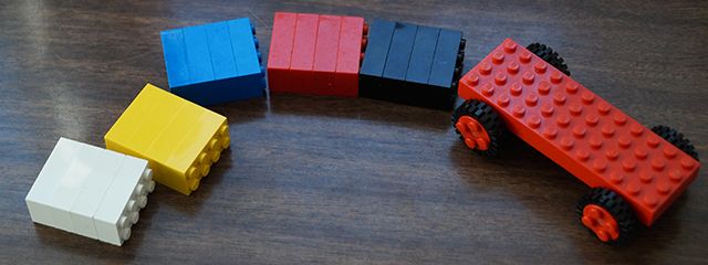 Маленькая машина из LEGO с прикреплёнными кирпичиками