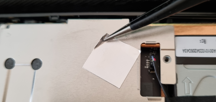 Осторожно приподнимите алюминиевую полоску пинцетом